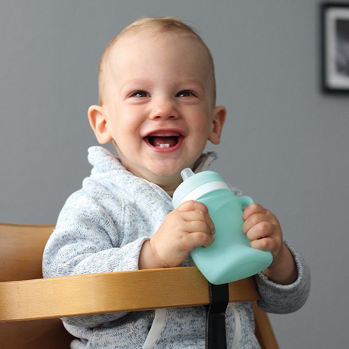 Kind mit Quetschflasche in der Hand